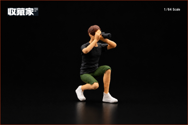 <予約 2026/12月以降発売予定> 収蔵家 SHOUCANGJIA 1/64 フィギュアしゃがんで写真を撮る男の子 (黒い服)