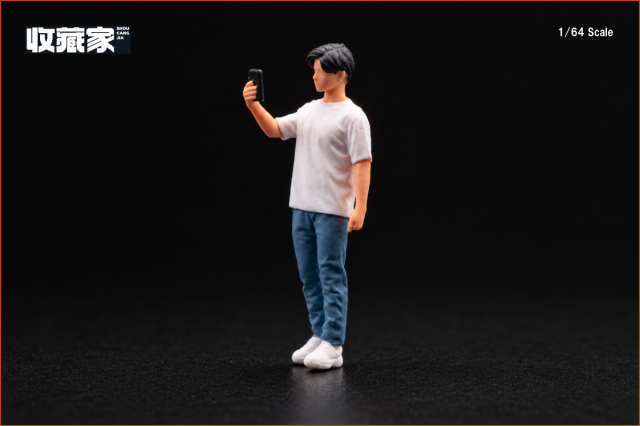 <予約 2026/12月以降発売予定> 収蔵家 SHOUCANGJIA 1/64 フィギュア スマホを掲げて写真を撮る男性 (白い服)