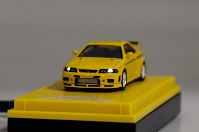 Kyosho 1/64 NISMO 400R (YELLOW) + MOTN LEDベースシステム(非接触式