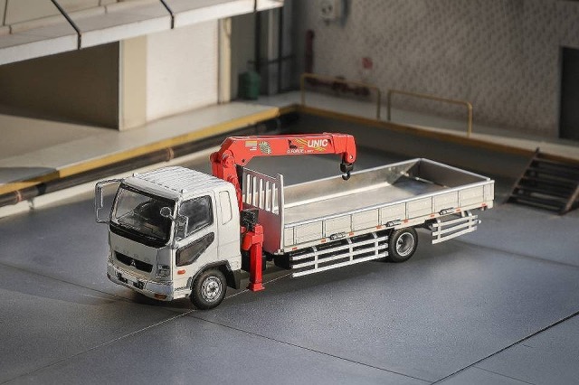GCD 1/64 三菱ふそうファイター (1024) /クレーン付き 付属品: スクラップトラクターヘッド (付属品の色はランダムです）