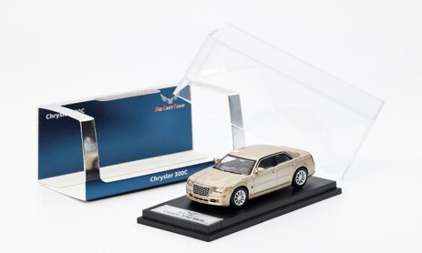 <予約 2026/8月発売予定> DIECAST TEAM 1/64 Chrysler 300C (LHD) ゴールド