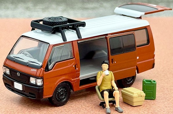 TOMICA LIMITED VINTAGE NEO 1/64 マツダ ボンゴブローニイ バン カスタム仕様（茶）ルーフキャリア、フィギュア付