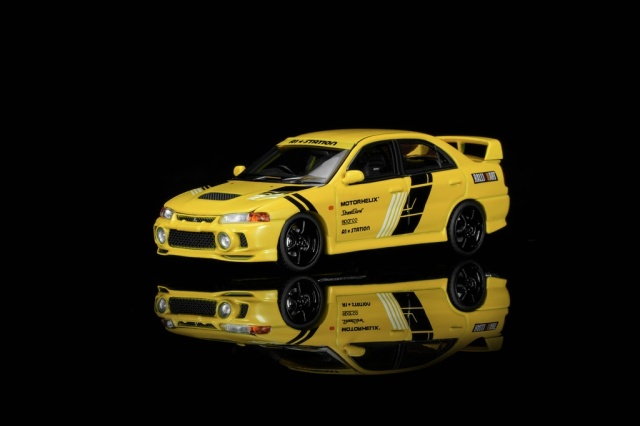 <予約 2026年11月下旬以降順次入荷予定> MOTORHELIX 1/64 三菱 Lancer Evolution IV GSR TECKWRAPP Yellow