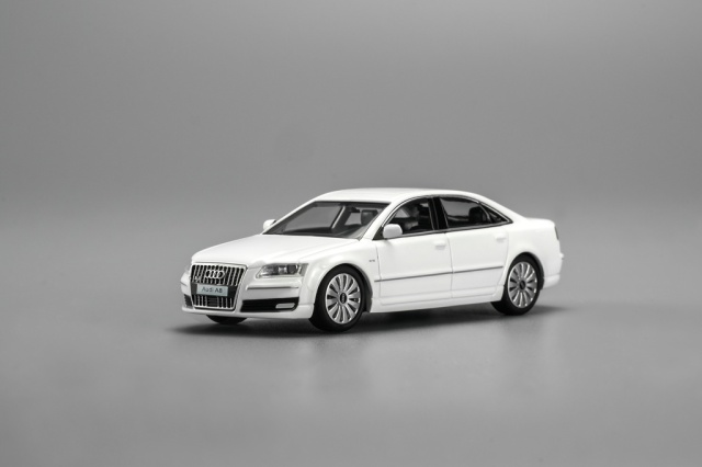 <予約 2026年11月下旬以降順次入荷予定> MOTORHELIX 1/64 Audi A8 (D3) 2008 ホワイト