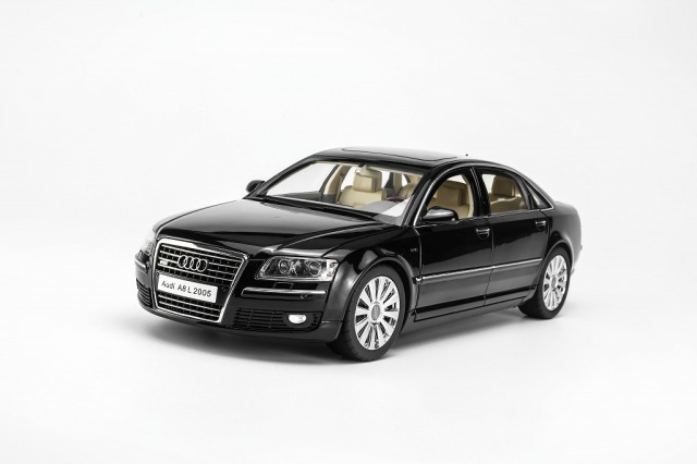 <予約 2026/10月発売予定> MOTORHELIX 1/18 Audi A8 L (D3) Phantom Black Pearl