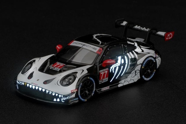 <予約 2027年4月以降入荷予定> MINI GT 1/64 ポルシェ 911 GT3 R (992) IMSA プチ・ル・マン 2026 #77 AO Racing "Skeleton Rexy"(LHD) ブリスター