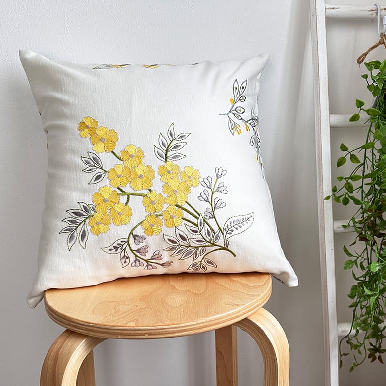 可愛らしい花々を刺繍 クッションカバー hino