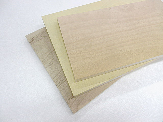 表面が無垢材無塗装のため、色柄は各棚板パネルで異なります。