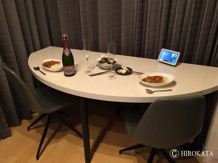 半円形のダイニングテーブル