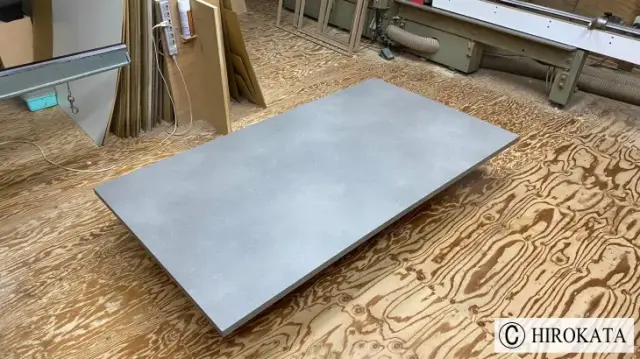 円形｜ラウンドテーブル｜薄塗りモルタル｜三本足｜ダークグレー