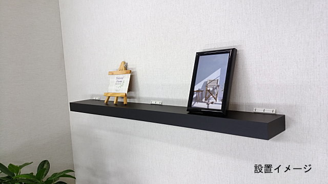 壁に写真立てを載せるためのおしゃれな棚。子供部屋や寝室におしゃれな棚。