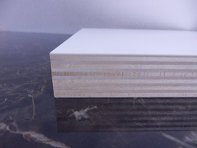 シナベニヤ共芯合板、シナベニヤにメラミン化粧板を貼り合わせた天板