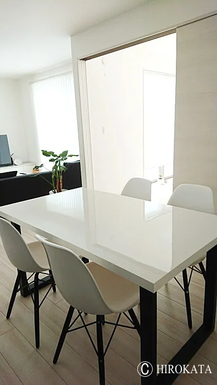 白い鏡面のダイニングテーブルの製造販売【ピカピカ艶有り】