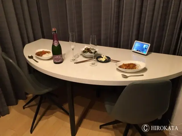 半円形のダイニングテーブル