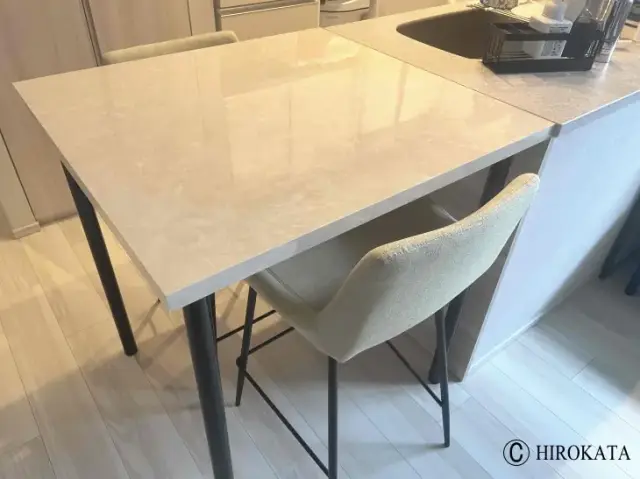 鏡面大理石柄のテーブル天板