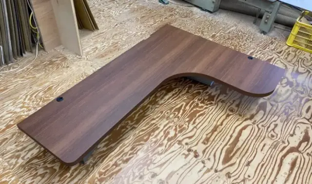 脚無しのPCデスクの天板のみを理想のサイズや形と厚さでオーダーメイドできます。