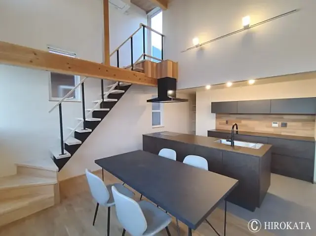 アイアン脚に取り付けたオーダーメイドのダイニングテーブル天板