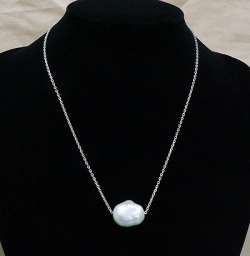 淡水大粒バロックパール１粒ネックレス 翡翠 Biz ひすいどっとびず