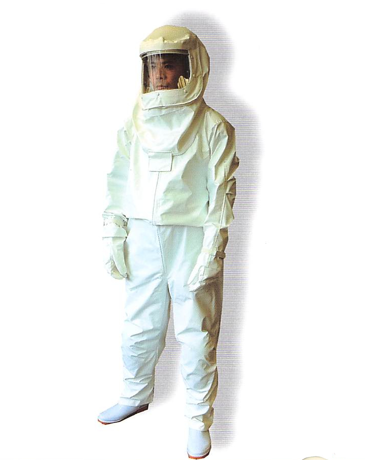 アンチホーネット3　　※納期約10日要確認　 新スズメバヒ防護服 フード、つなぎ服、手袋、長ぐつ、専用バッグのフルセット 特殊防護バッド採用で安全性アップ コンパクト設計 通気性の確保