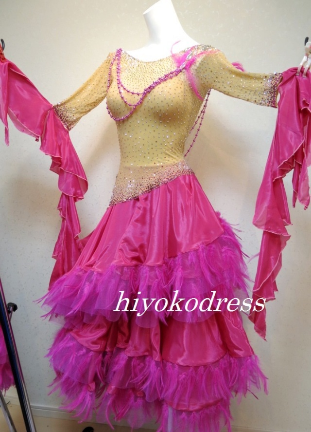 M1026 ショッキングピンクのドレス