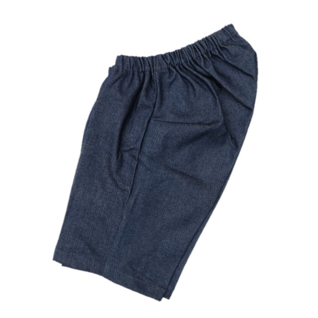 車いすのためのショートパンツ。股上が深く、ずり落ちが気になりません。障害児、医療的ケア児、肢体不自由児のための介護用子供服。