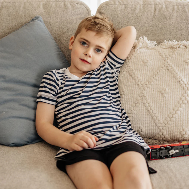 感覚過敏、触覚過敏、発達障害、自閉症など、服の刺激が苦手なお子さんのためのティーシャツ。シームレス。