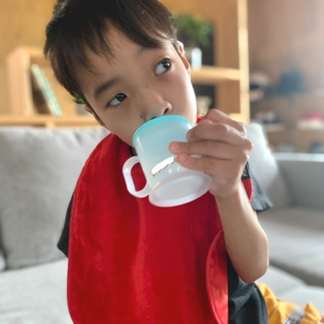 障害児、医療的ケア児の介護用スタイ、よだれかけ。おしゃれで機能的。Mum2Mum。大きいサイズ。