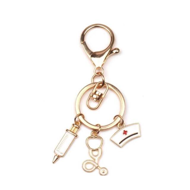 ナース、看護師、注射器、聴診器チャームのキーホルダー。