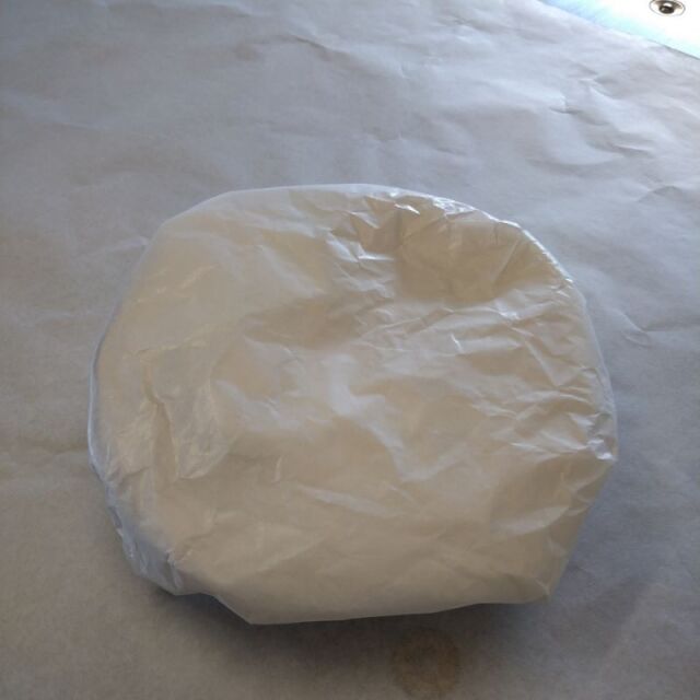 純白ロールで食器やパンを包むと見栄えがよいです