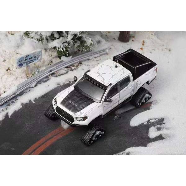 1/64 トヨタ タコマ 2022 スキーバージョン/アクセサリー付 ホワイト/ストーンパターン 完成品ミニカー KS077-509