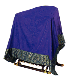 曲彔掛　縁金欄鏡テトロンどんす