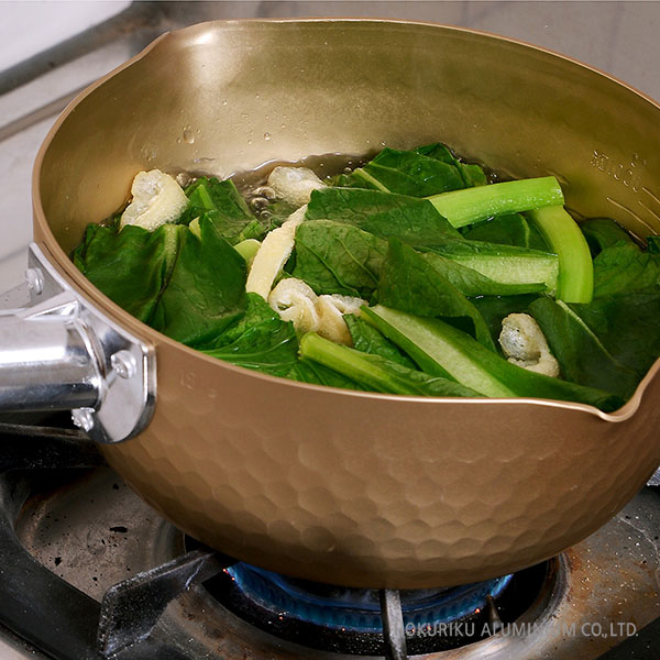 雪平鍋 14cm 深型 ガス火専用 和の職人（ 行平鍋 日本製 ガス火 直火 対応 片手鍋 ゆきひら鍋 14 センチ 小さい 鍋 なべ 片手なべ アルミ 鍋 アルミ 和鍋 軽量 メモリ付き キッチン 調理用品 ）:リビングート JRE MALL店通販｜JRE MALLショッピング｜JRE  POINTもおトクに ... 雪平鍋、調理用鍋、一人鍋、多機能、 調理器具、家庭用、両側に取っ手があり、持ち運びや鍋を動かす際に安定して握ることができ、日常の料理