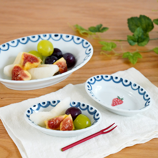S241 蓋物　『いちご摘み　鳥文様　洋食器』『在銘』サイン在インテリア陶磁器 いちご楕円鉢（2サイズ）［徳永製陶所］│キュートないちごの器が