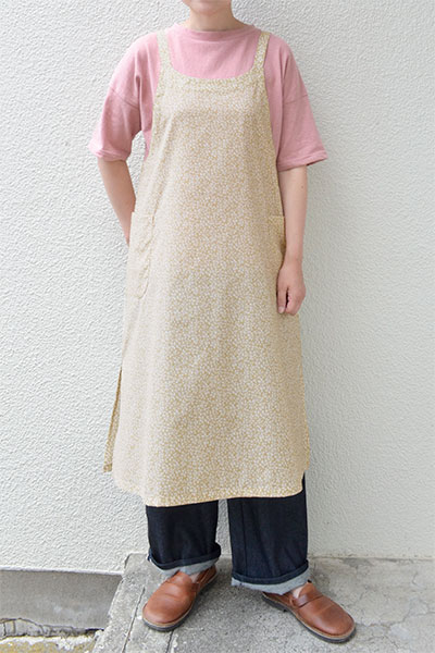 【SALE40％OFF】【メール便可】リーフプリント ラウンドネックエプロン(ベージュ）