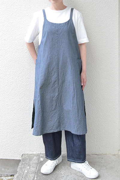 【メール便送料無料】コットンシャンブレー ラウンドネックエプロン(ネイビー）