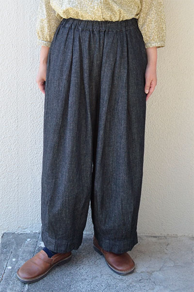 【送料無料】コットンリネンデニム 裾タックパンツ(ネイビー）