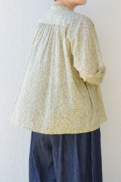 【送料無料】ボイルリーフ&ドット 比翼ギャザーブラウス(ベージュ）