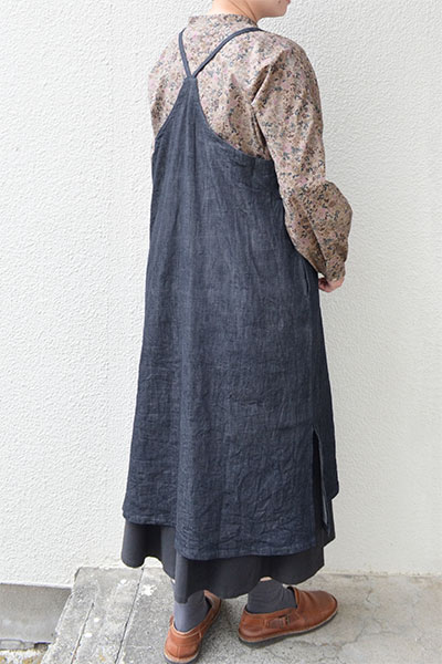 キャミソール型エプロン。ロング丈でワンピースのようなエプロンです