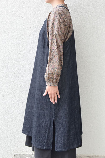 キャミソール型エプロン。ロング丈でワンピースのようなエプロンです