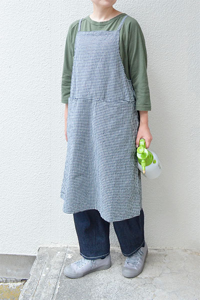 ギンガムチェックエプロンワンピース 綿麻　赤✖︎生成　ナチュラルエプロン　脇リボン ギンガムチェックエプロンワンピース 綿麻 赤✖︎生成