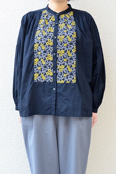 【クーポン対象】【送料無料】ローンミモザ刺繍 切替ギャザーブラウス(ネイビー）