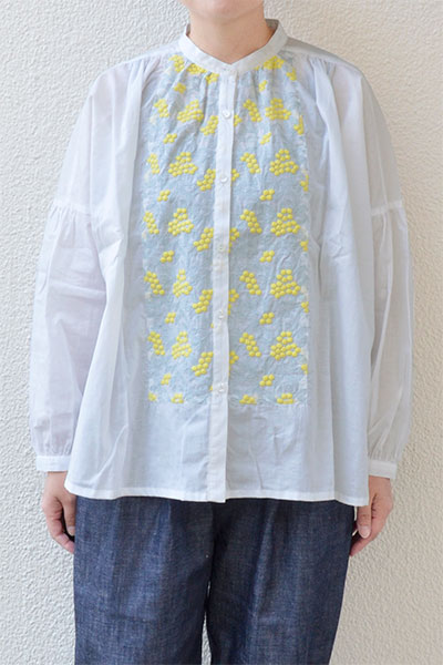 【クーポン対象】【新色入荷】【送料無料】ローンミモザ刺繍 切替ギャザーブラウス(全2色)