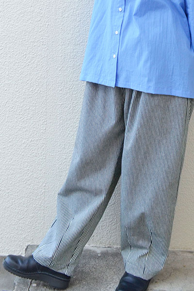 【送料無料】ヒッコリーストライプ 裾ダーツパンツ(ネイビー)