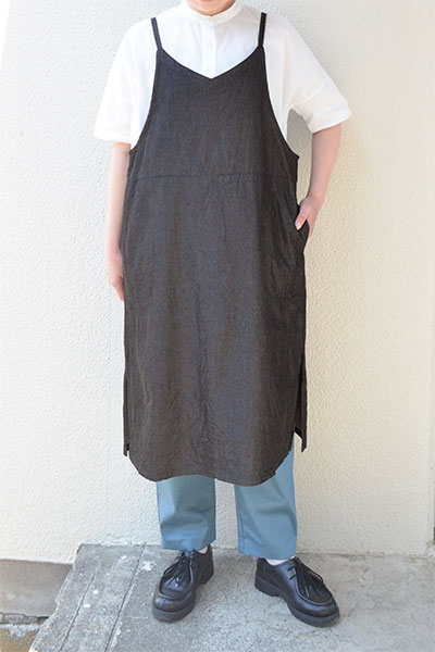 【メール便送料無料】ブラックデニム Vネックエプロンワンピース(ブラック)