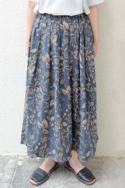 【送料無料】リネンコットンプリント タックスカート(ブルー）