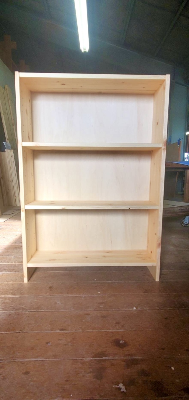 高さ91～100cm、横幅61～70cm、奥行き20cmの本棚ユニットです。本棚屋
