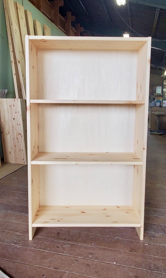 高さ111～120cm、横幅61～70cm、奥行き25cmの本棚ユニットです。本棚屋