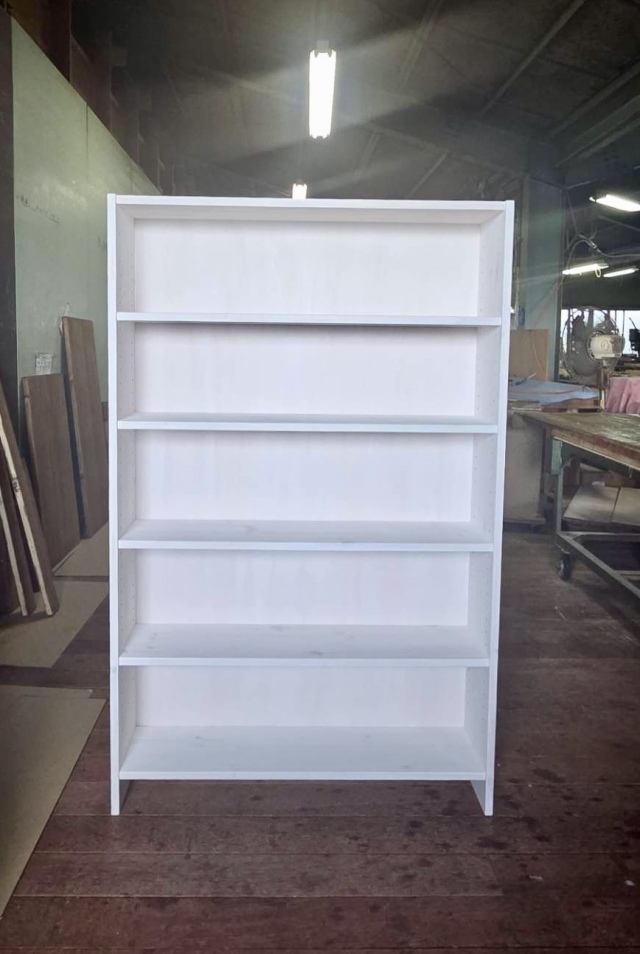 高さ131～140cm、横幅81～90cm、奥行き20cmの本棚ユニットです。本棚屋