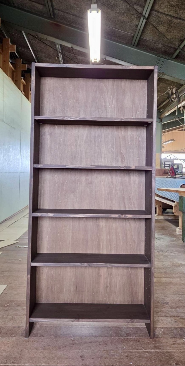 高さ141～150cm、横幅61～70cm、奥行き20cmの本棚ユニットです。本棚屋