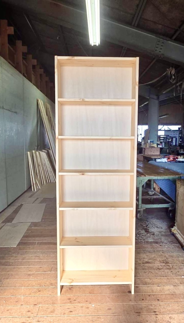 高さ171～180cm、横幅51～60cm、奥行き20cmの本棚ユニットです。本棚屋